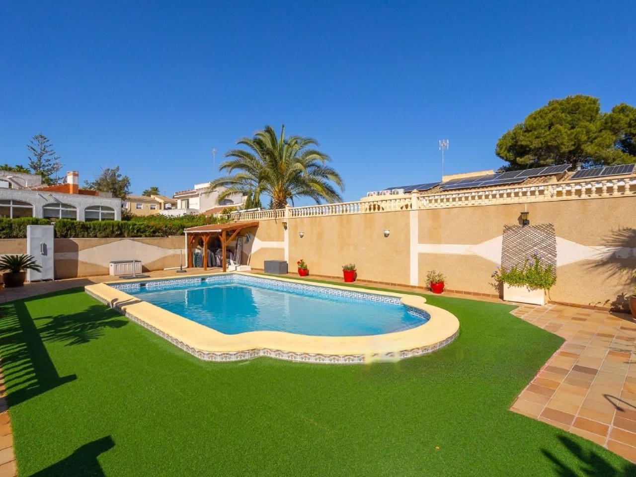 Villa te koop in Torrevieja met zwembad garage - € 456.000 (Ref: 9233470)