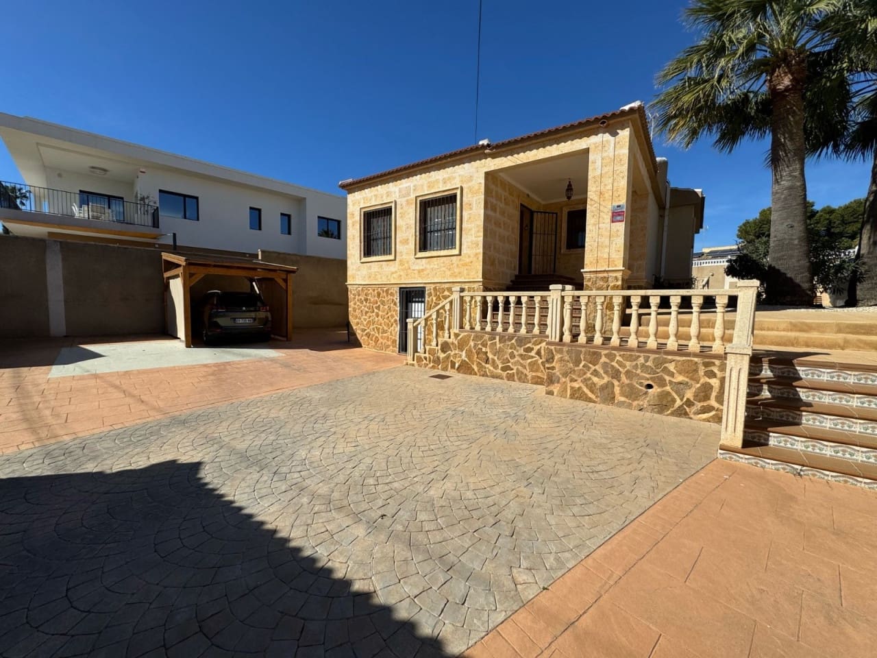 Villa te koop in Torrevieja met zwembad garage - € 456.000 (Ref: 9233470)