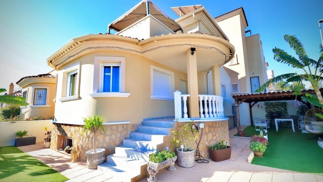 4 slaapkamer Villa te koop in San Miguel de Salinas met zwembad - € 320.000 (Ref: 9233523)