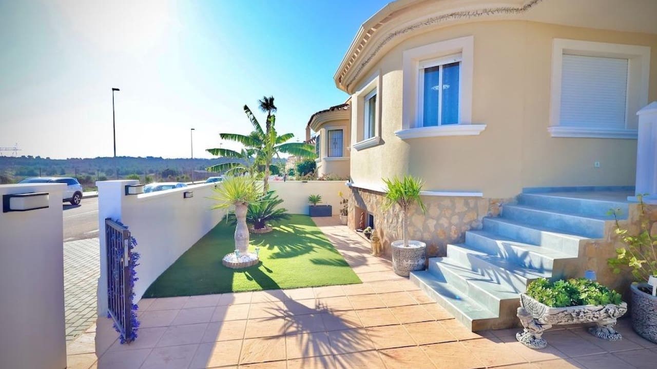 4 slaapkamer Villa te koop in San Miguel de Salinas met zwembad - € 320.000 (Ref: 9233523)