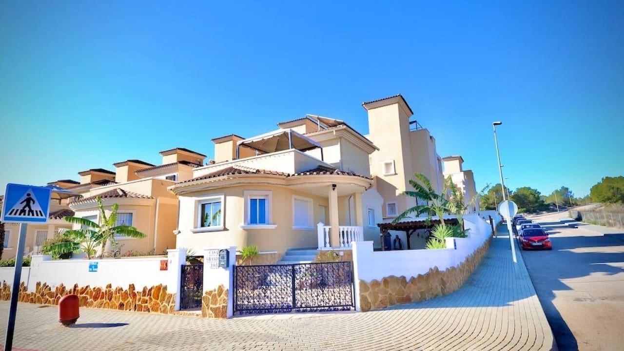 4 slaapkamer Villa te koop in San Miguel de Salinas met zwembad - € 320.000 (Ref: 9233523)