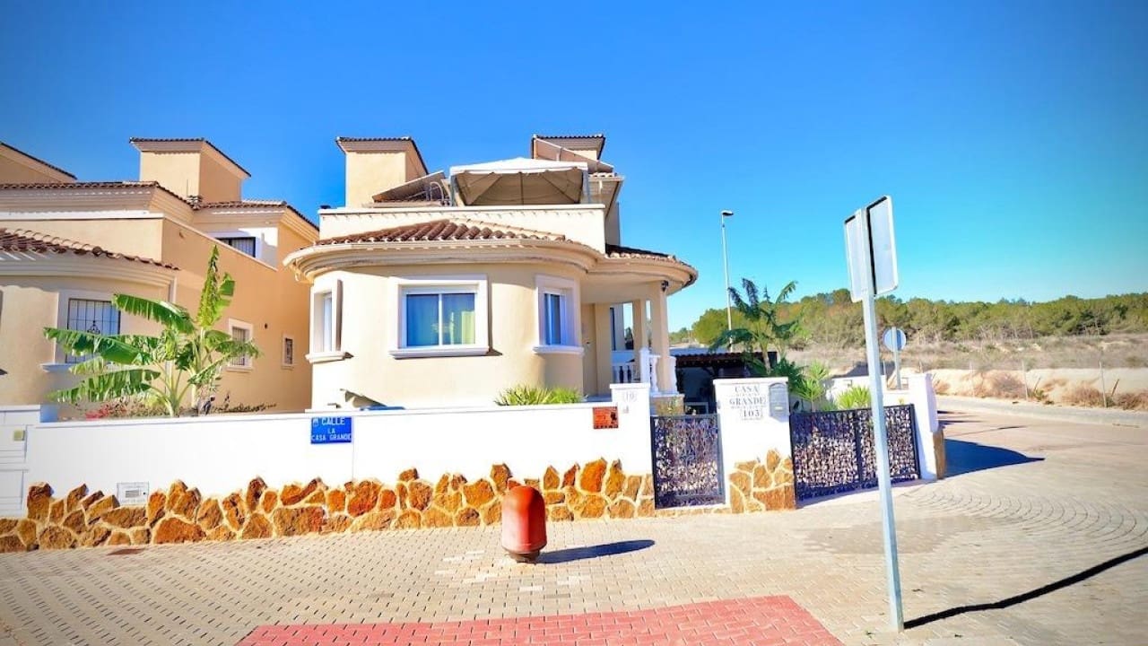 4 slaapkamer Villa te koop in San Miguel de Salinas met zwembad - € 320.000 (Ref: 9233523)