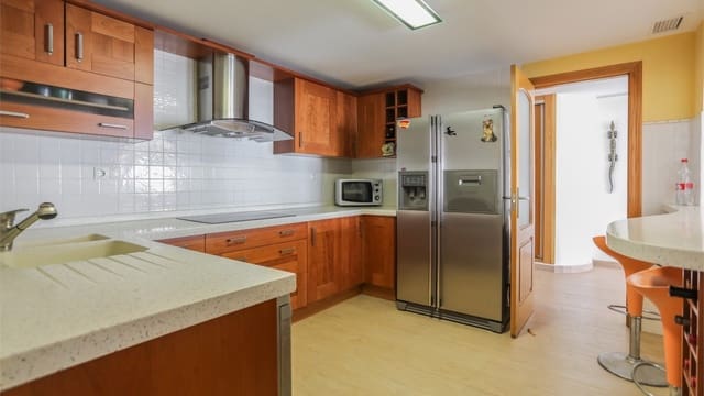 4 bedroom Apartment for sale in Playa de los Locos, Torrevieja with pool - € 650,000 (Ref: 9233555)