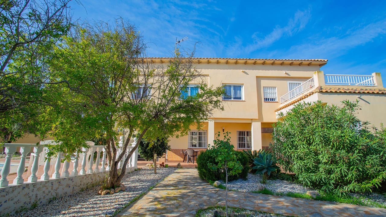 4 slaapkamer Villa te koop in Torrevieja met zwembad garage - € 869.000 (Ref: 9233618)