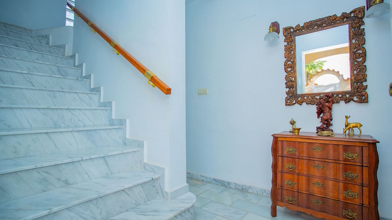 4 slaapkamer Villa te koop in Torrevieja met zwembad garage - € 869.000 (Ref: 9233618)