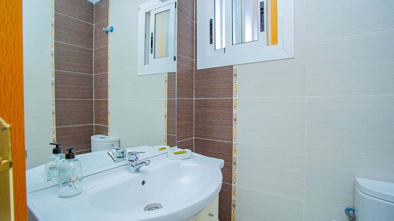 4 slaapkamer Villa te koop in Torrevieja met zwembad garage - € 869.000 (Ref: 9233618)