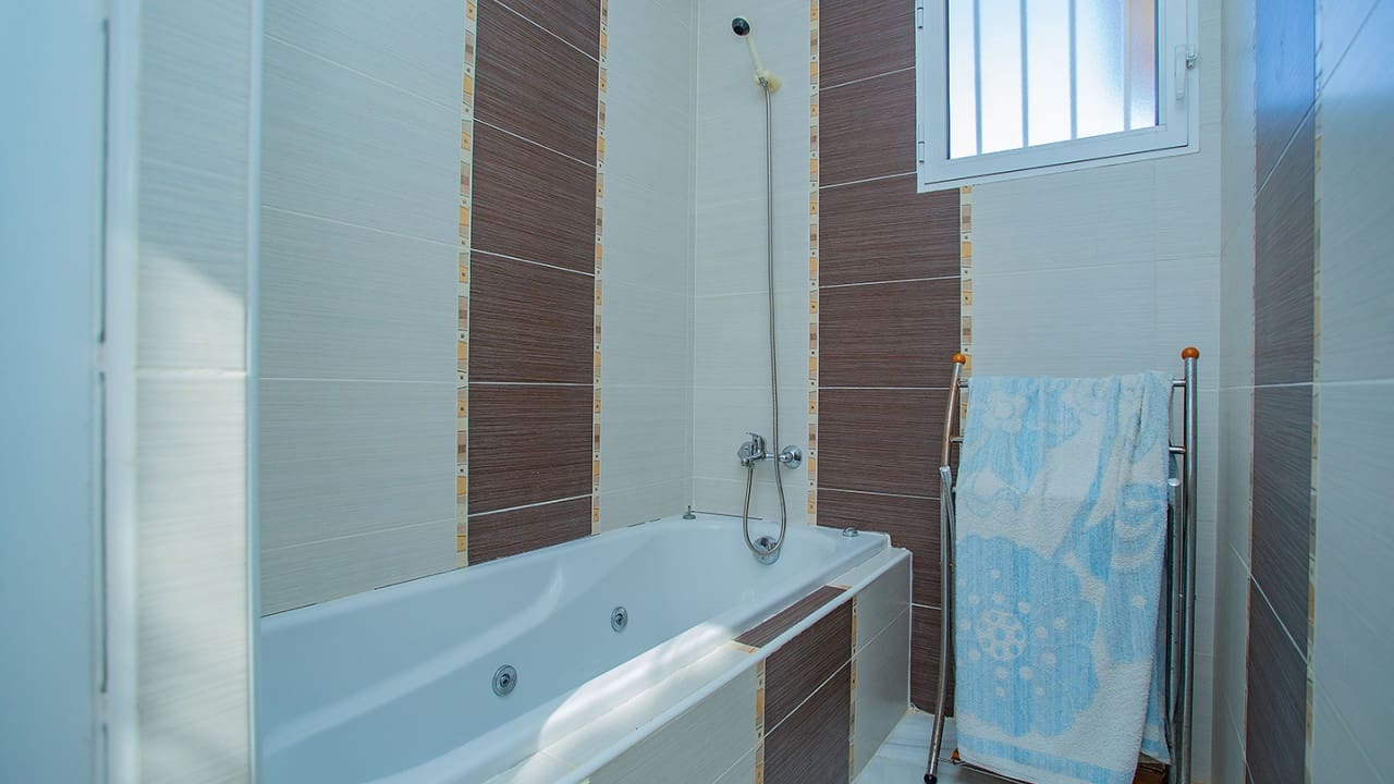 4 slaapkamer Villa te koop in Torrevieja met zwembad garage - € 869.000 (Ref: 9233618)