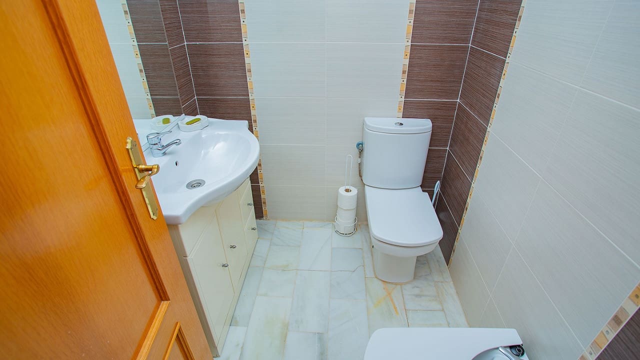 4 slaapkamer Villa te koop in Torrevieja met zwembad garage - € 869.000 (Ref: 9233618)