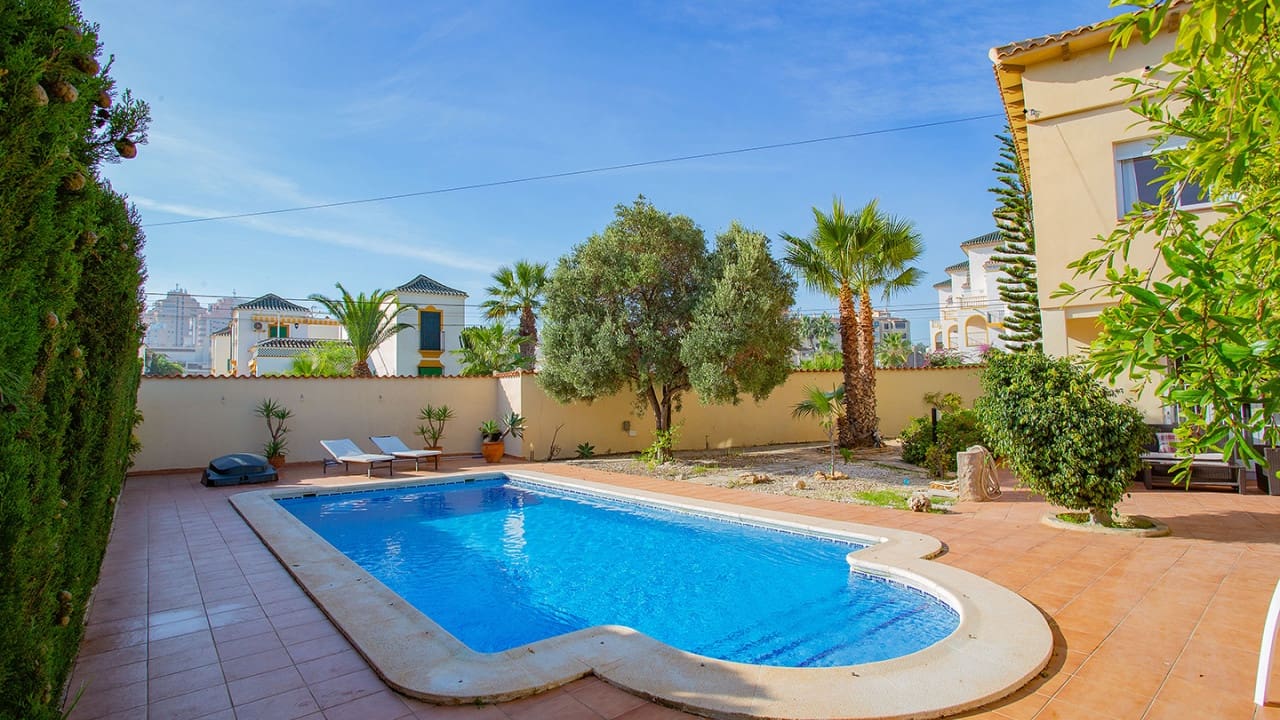 4 slaapkamer Villa te koop in Torrevieja met zwembad garage - € 869.000 (Ref: 9233618)
