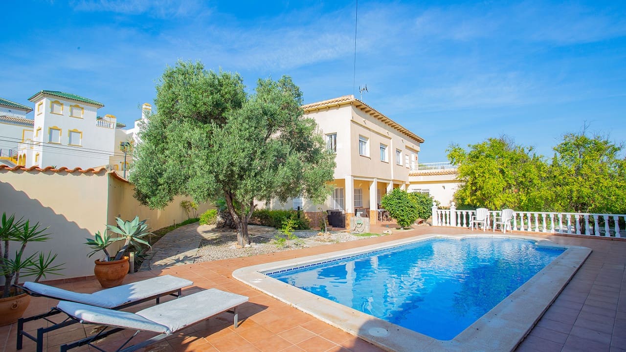 4 slaapkamer Villa te koop in Torrevieja met zwembad garage - € 869.000 (Ref: 9233618)