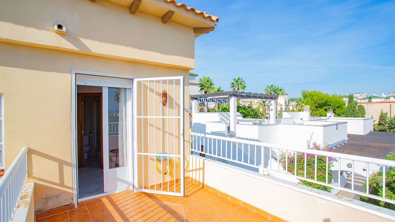 4 slaapkamer Villa te koop in Torrevieja met zwembad garage - € 869.000 (Ref: 9233618)