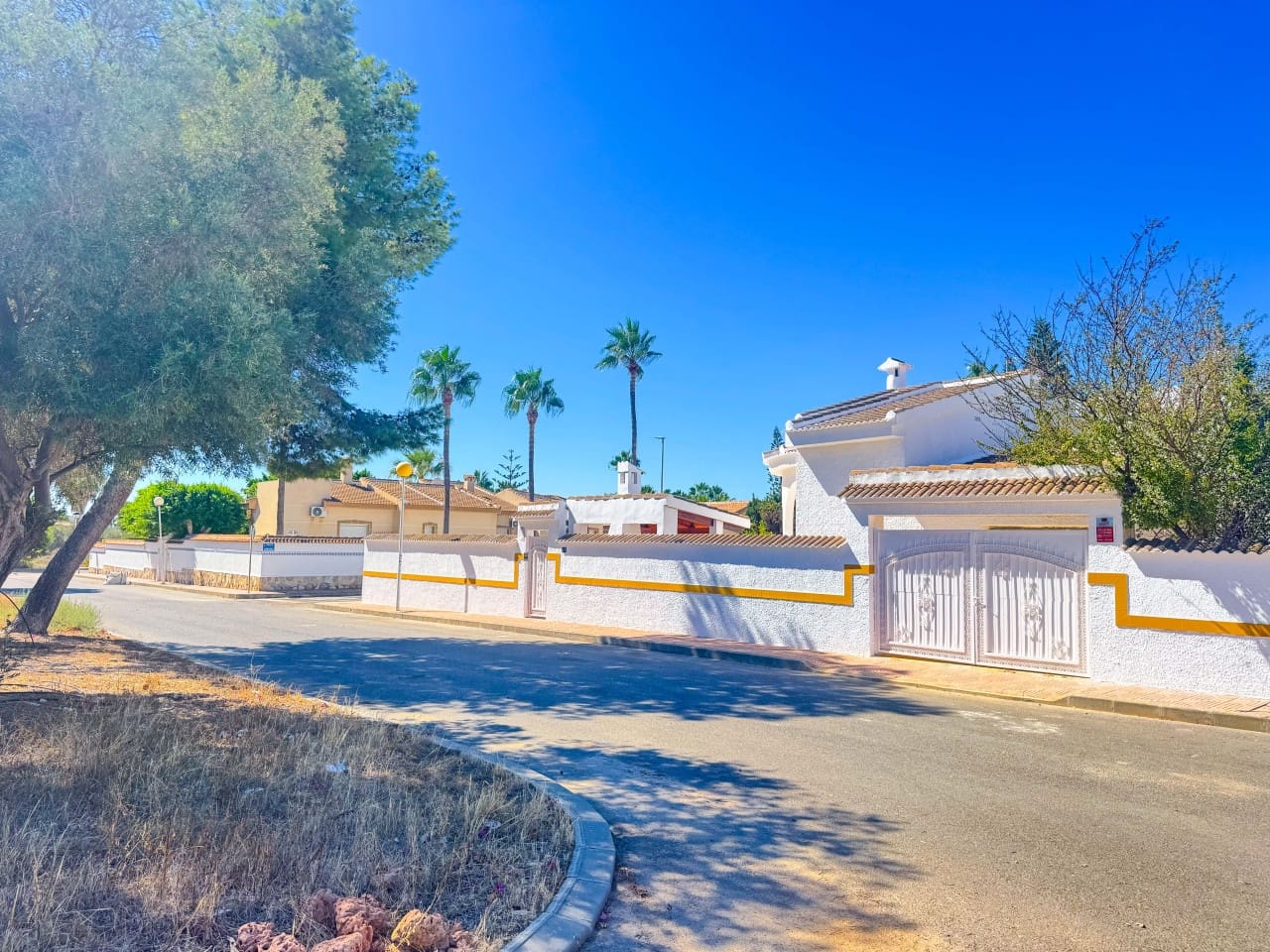 4 Zimmer Villa zu verkaufen in Ciudad Quesada mit Pool Garage - 439.000 € (Ref: 9238827)