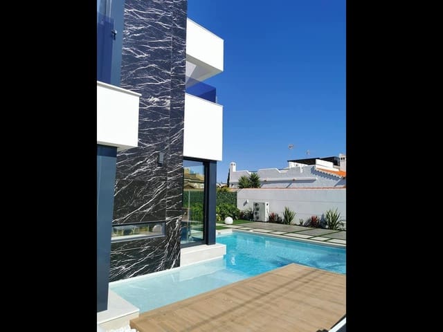 3 chambre Villa/Maison à vendre à El Chaparral - La Siesta - La Torreta, Torrevieja avec piscine garage - 750 000 € (Ref: 9278468)