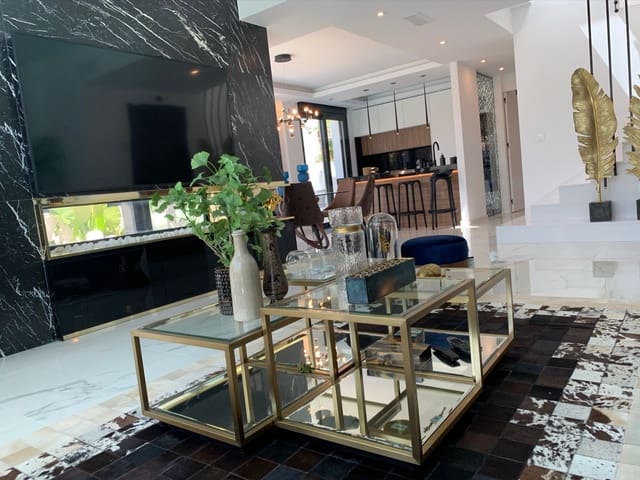 3 chambre Villa/Maison à vendre à El Chaparral - La Siesta - La Torreta, Torrevieja avec piscine garage - 750 000 € (Ref: 9278468)