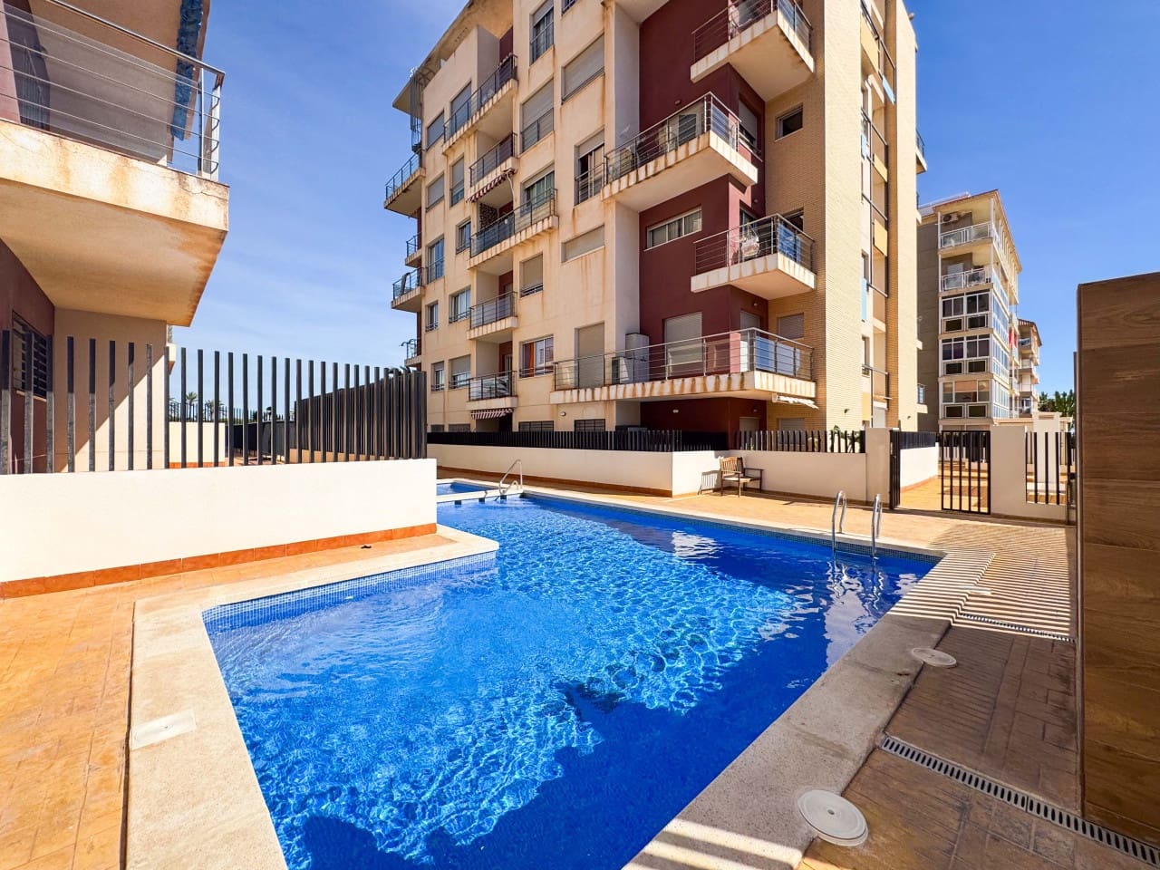 2 soverom Leilighet til salgs i Torrevieja med svømmebasseng garasje - € 250 000 (Ref: 9288405)