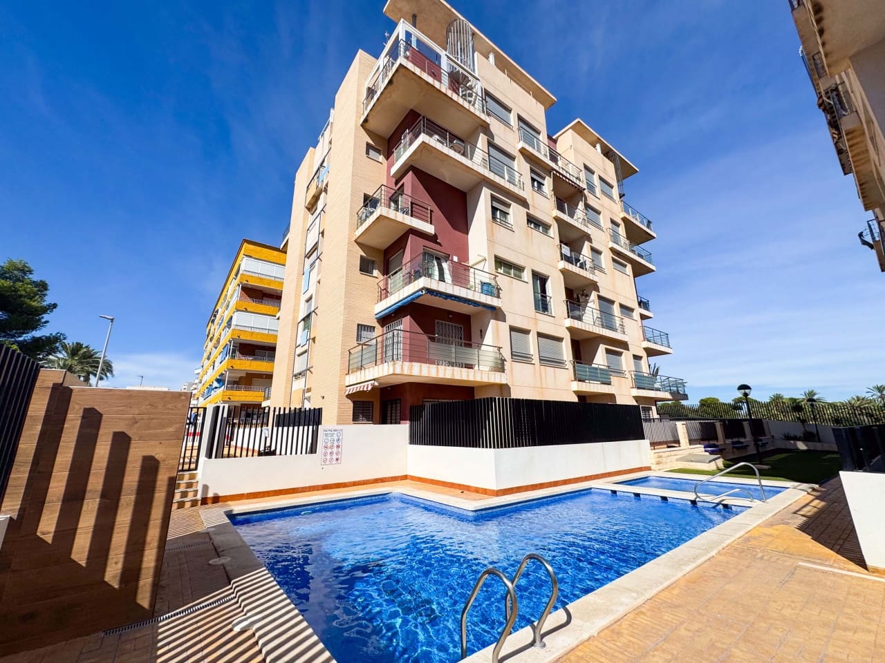 2 soverom Leilighet til salgs i Torrevieja med svømmebasseng garasje - € 250 000 (Ref: 9288405)