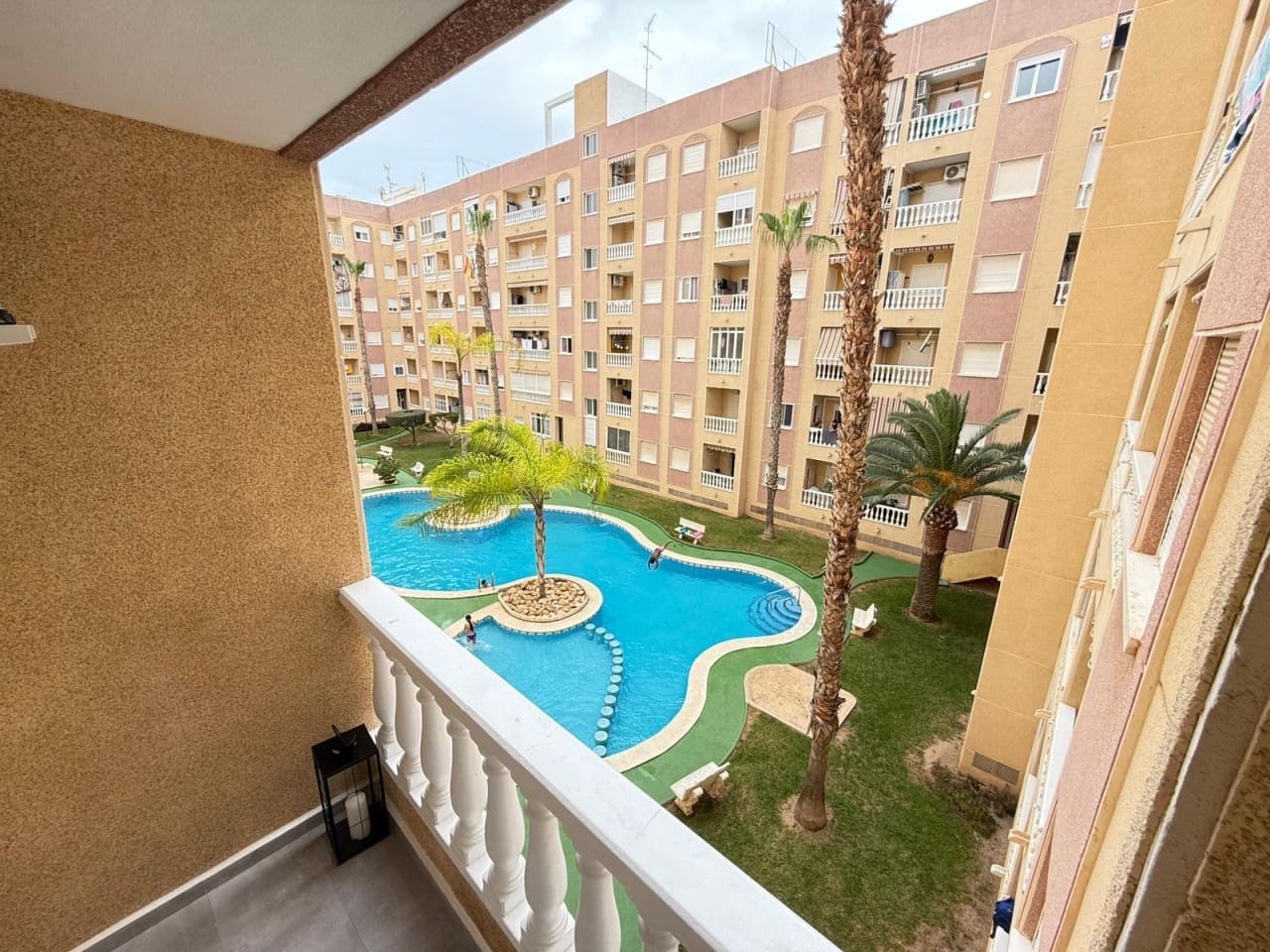2 soveværelse Lejlighed til salg i Torrevieja med swimmingpool - € 169.000 (Ref: 9308138)