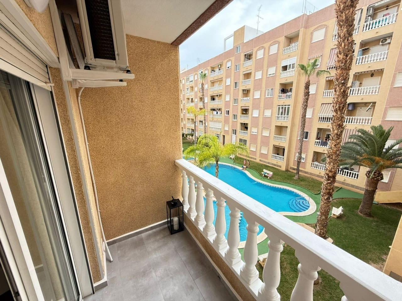 2 soveværelse Lejlighed til salg i Torrevieja med swimmingpool - € 169.000 (Ref: 9308138)