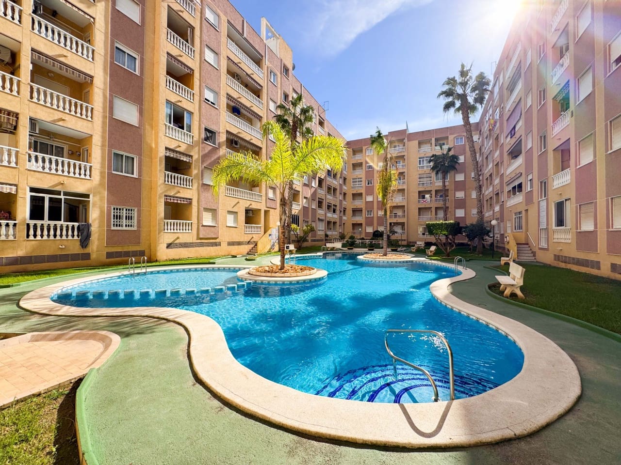2 soveværelse Lejlighed til salg i Torrevieja med swimmingpool - € 169.000 (Ref: 9308138)