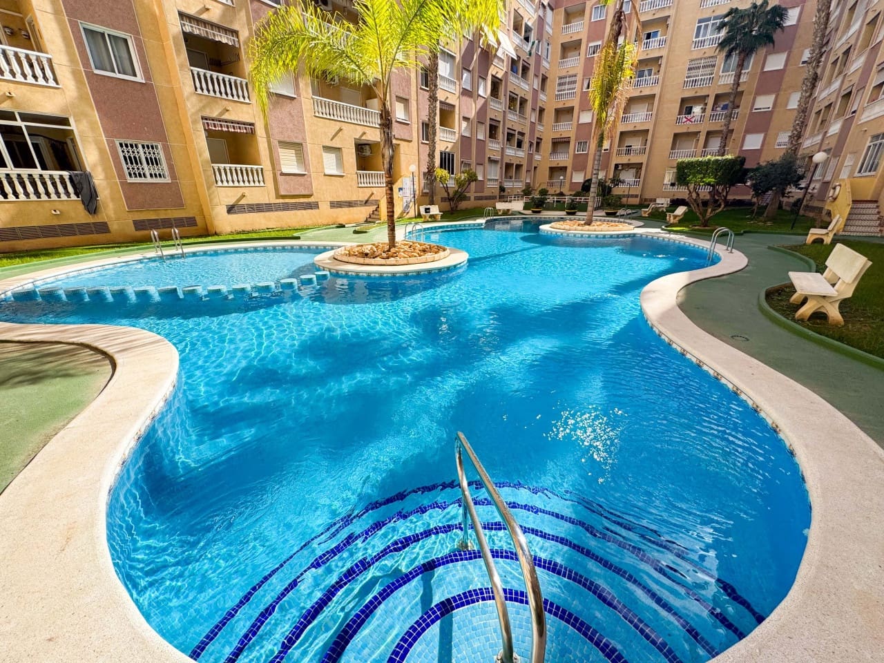 2 soveværelse Lejlighed til salg i Torrevieja med swimmingpool - € 169.000 (Ref: 9308138)