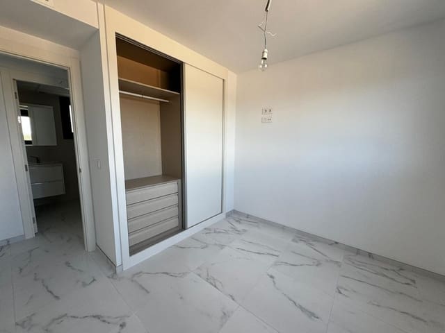 3 chambre Appartement à vendre à Punta Prima, Orihuela avec piscine garage - 469 900 € (Ref: 9380166)