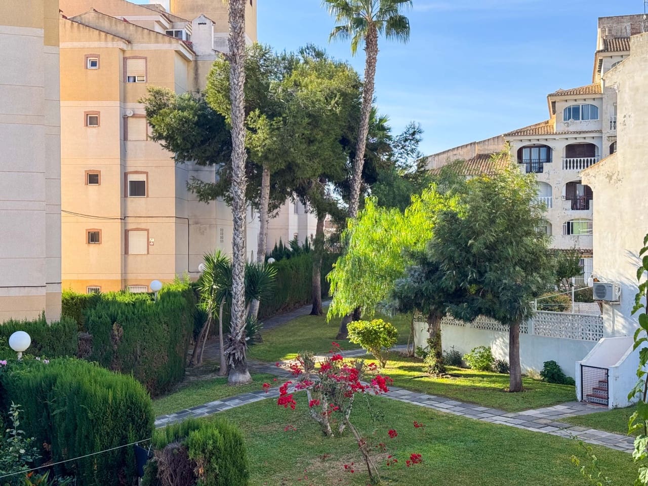 1 slaapkamer Appartement te koop in Torrevieja met zwembad - € 110.000 (Ref: 9386723)