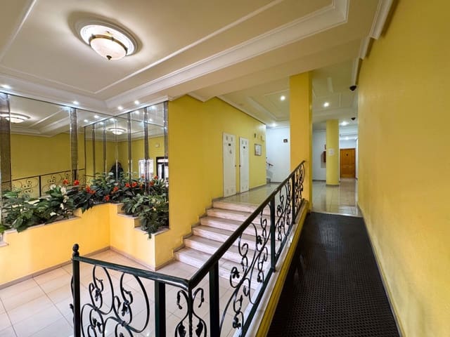 2 slaapkamer Appartement te koop in Centro - Muelle Pesquero, Torrevieja met zwembad - € 149.000 (Ref: 9428635)