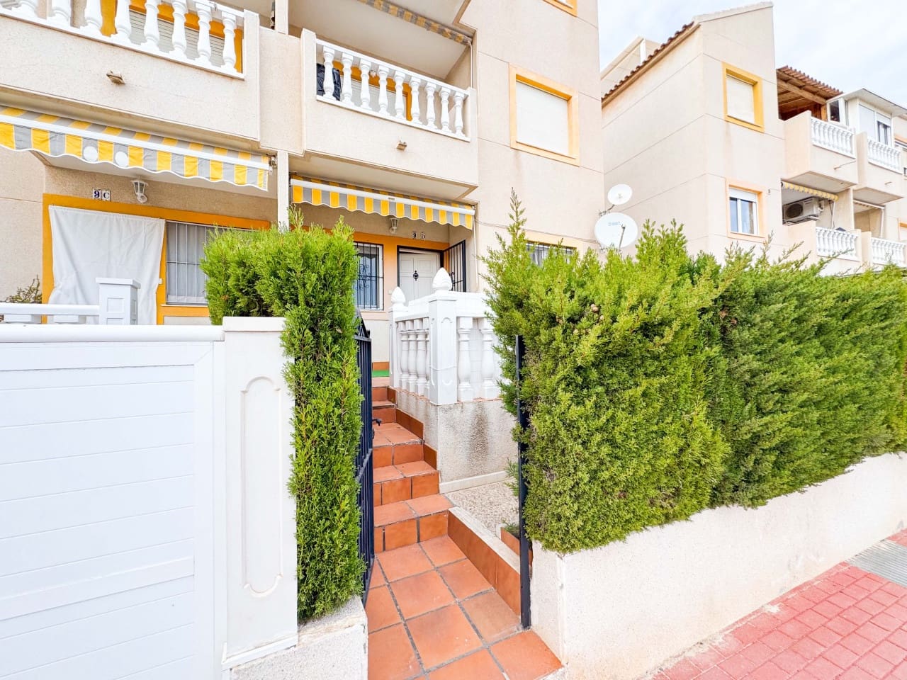 2 Zimmer Apartment zu verkaufen in Torrevieja mit Pool - 139.900 € (Ref: 9449275)