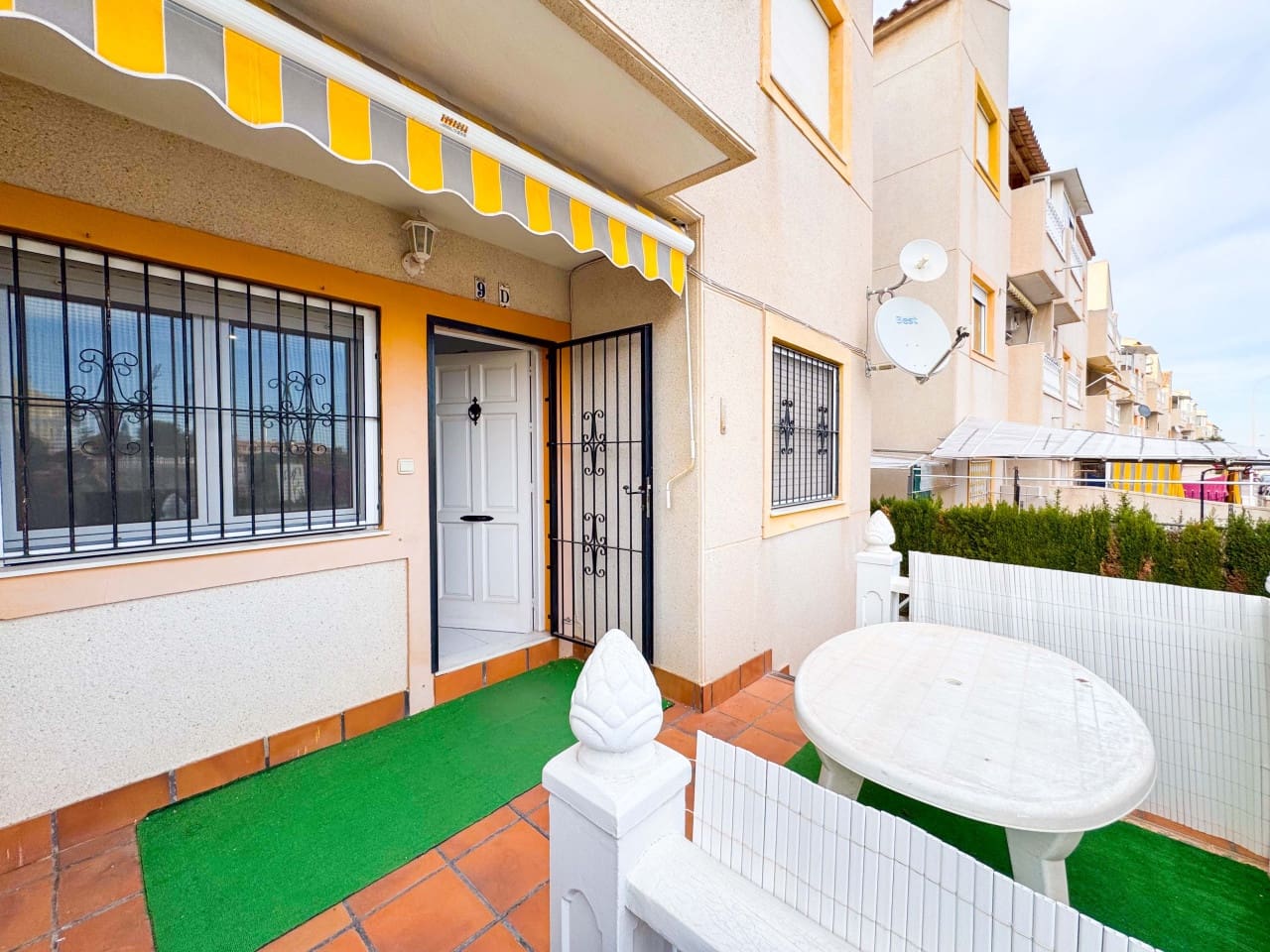 2 Zimmer Apartment zu verkaufen in Torrevieja mit Pool - 139.900 € (Ref: 9449275)