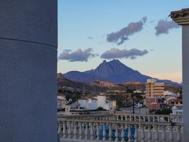 Chalet de 3 habitaciones en El Campello en venta con garaje - 550.000 € (Ref: 9464868)