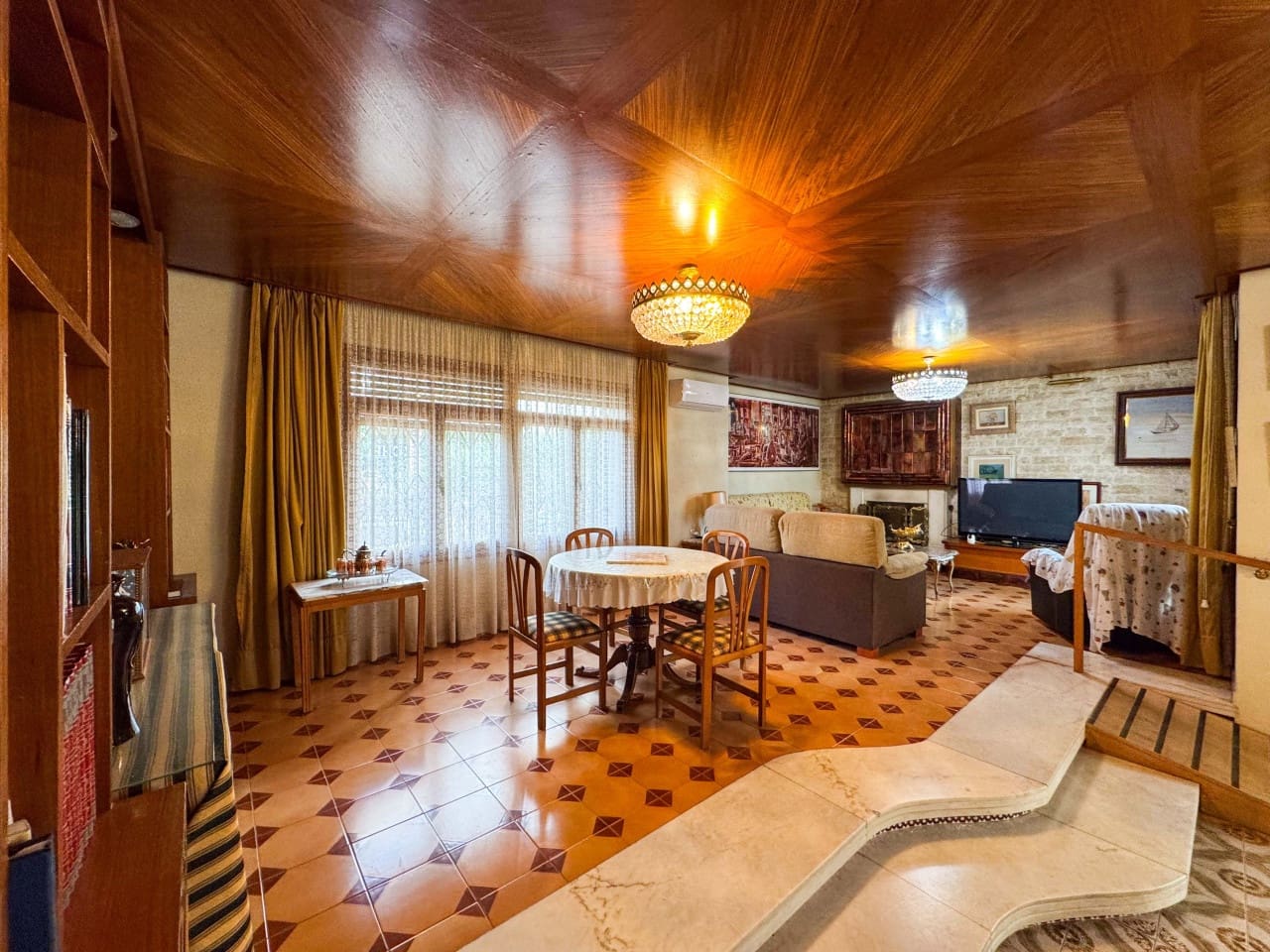 Chalet de 7 habitaciones en Elda en venta con garaje - 445.000 € (Ref: 9578173)