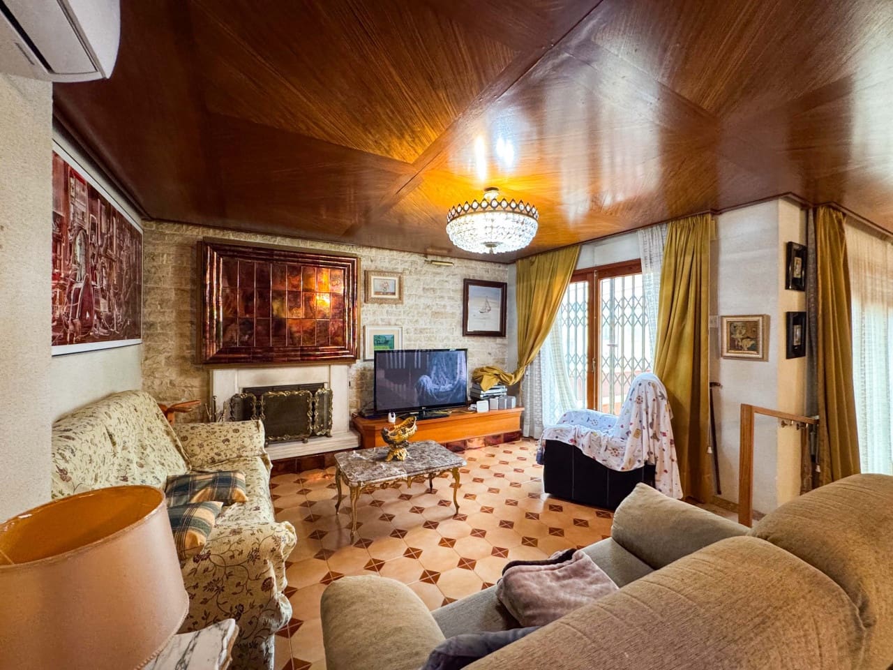 Chalet de 7 habitaciones en Elda en venta con garaje - 445.000 € (Ref: 9578173)