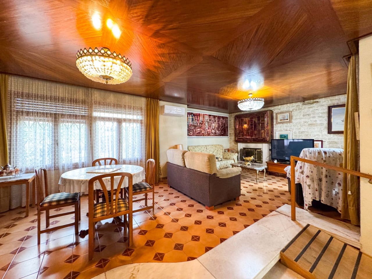 Chalet de 7 habitaciones en Elda en venta con garaje - 445.000 € (Ref: 9578173)