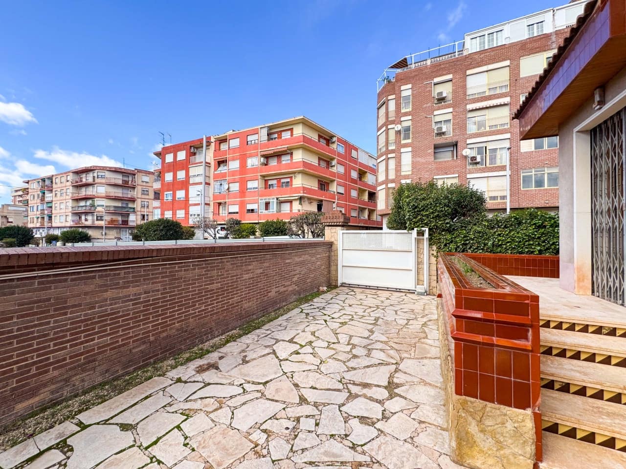 Chalet de 7 habitaciones en Elda en venta con garaje - 445.000 € (Ref: 9578173)