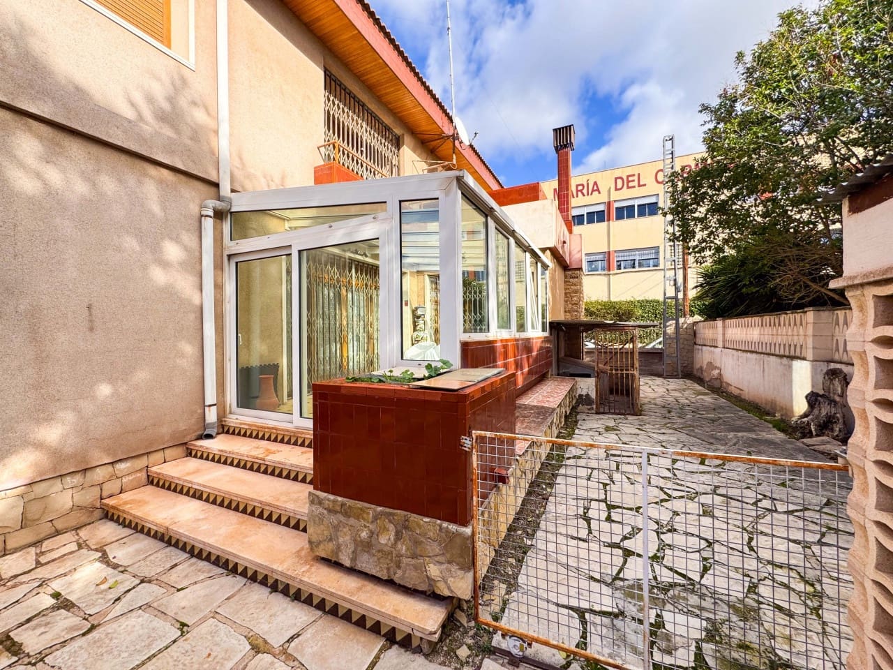 Chalet de 7 habitaciones en Elda en venta con garaje - 445.000 € (Ref: 9578173)