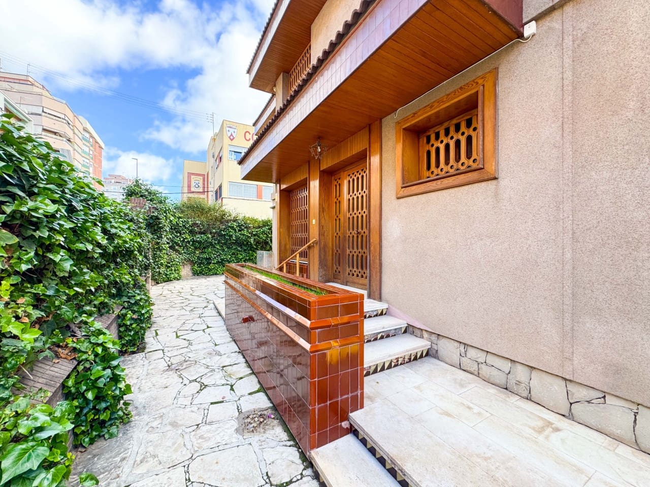 Chalet de 7 habitaciones en Elda en venta con garaje - 445.000 € (Ref: 9578173)