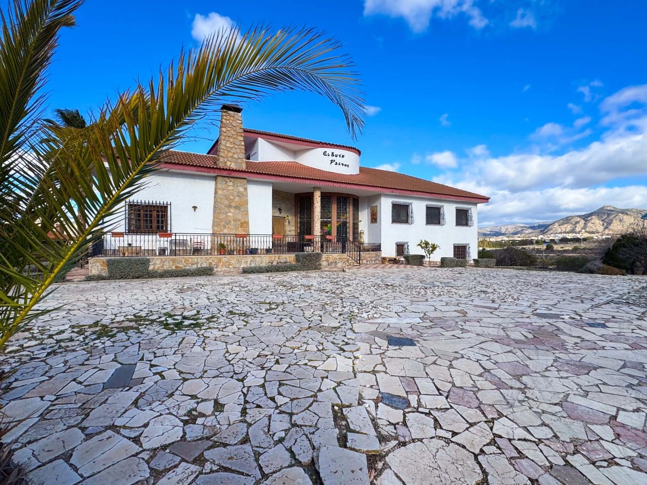 Chalet de 6 habitaciones en Elda en venta con piscina - 545.000 € (Ref: 9578174)