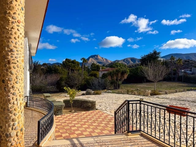 Chalet de 6 habitaciones en Elda en venta con piscina - 545.000 € (Ref: 9578174)