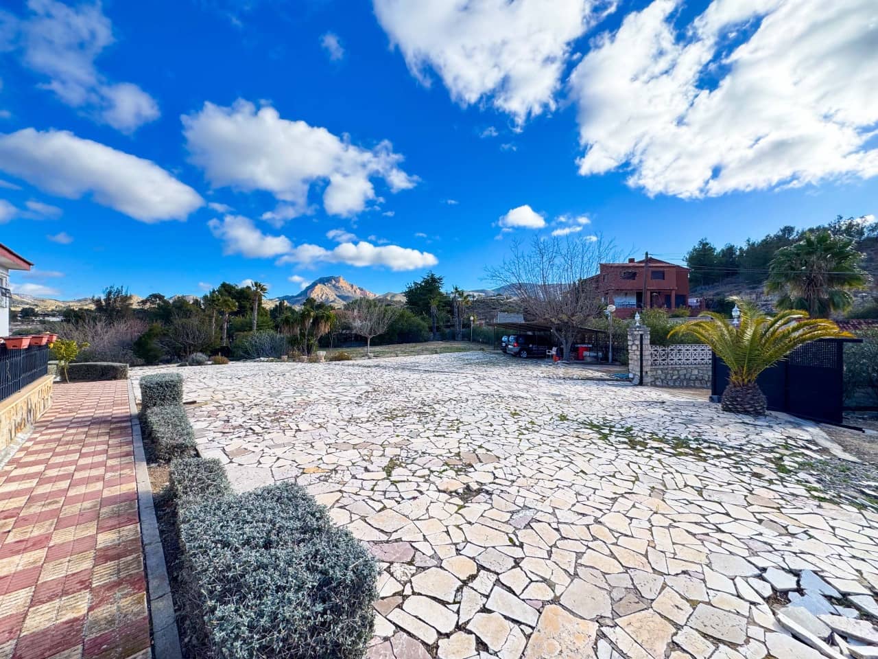 Chalet de 6 habitaciones en Elda en venta con piscina - 545.000 € (Ref: 9578174)