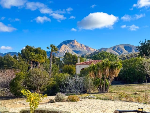 Chalet de 6 habitaciones en Elda en venta con piscina - 545.000 € (Ref: 9578174)