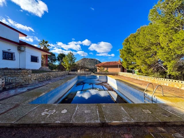 Chalet de 6 habitaciones en Elda en venta con piscina - 545.000 € (Ref: 9578174)