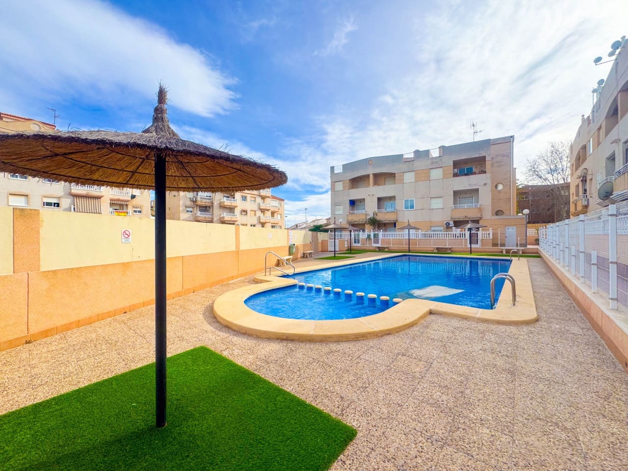 2 sovrum Lägenhet till salu i Torrevieja med pool - 129 000 € (Ref: 9603444)