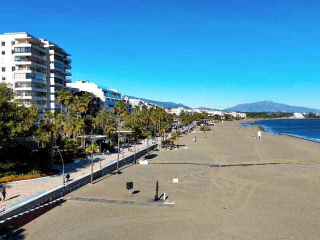 2 slaapkamer Appartement te koop in Puerto de Estepona, Estepona met zwembad garage - € 365.000 (Ref: 9604561)