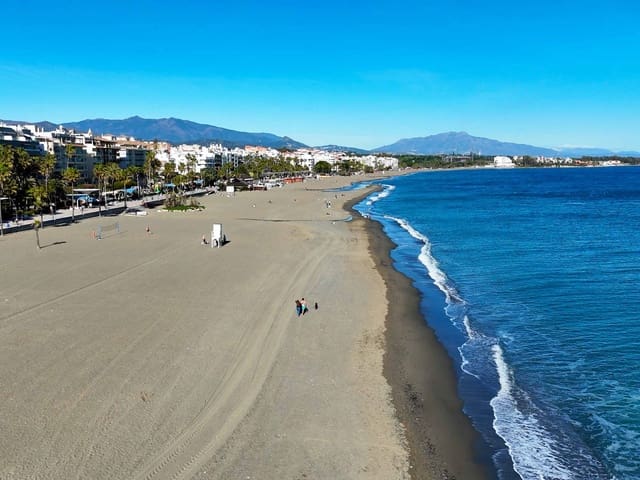 2 slaapkamer Appartement te koop in Puerto de Estepona, Estepona met zwembad garage - € 365.000 (Ref: 9604561)