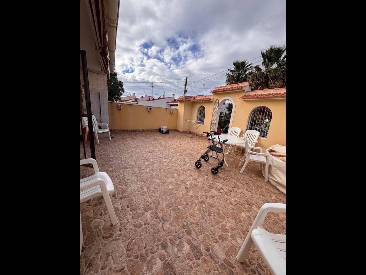 2 bedroom Villa for sale in Torrevieja - € 112,000 (Ref: 9614534)