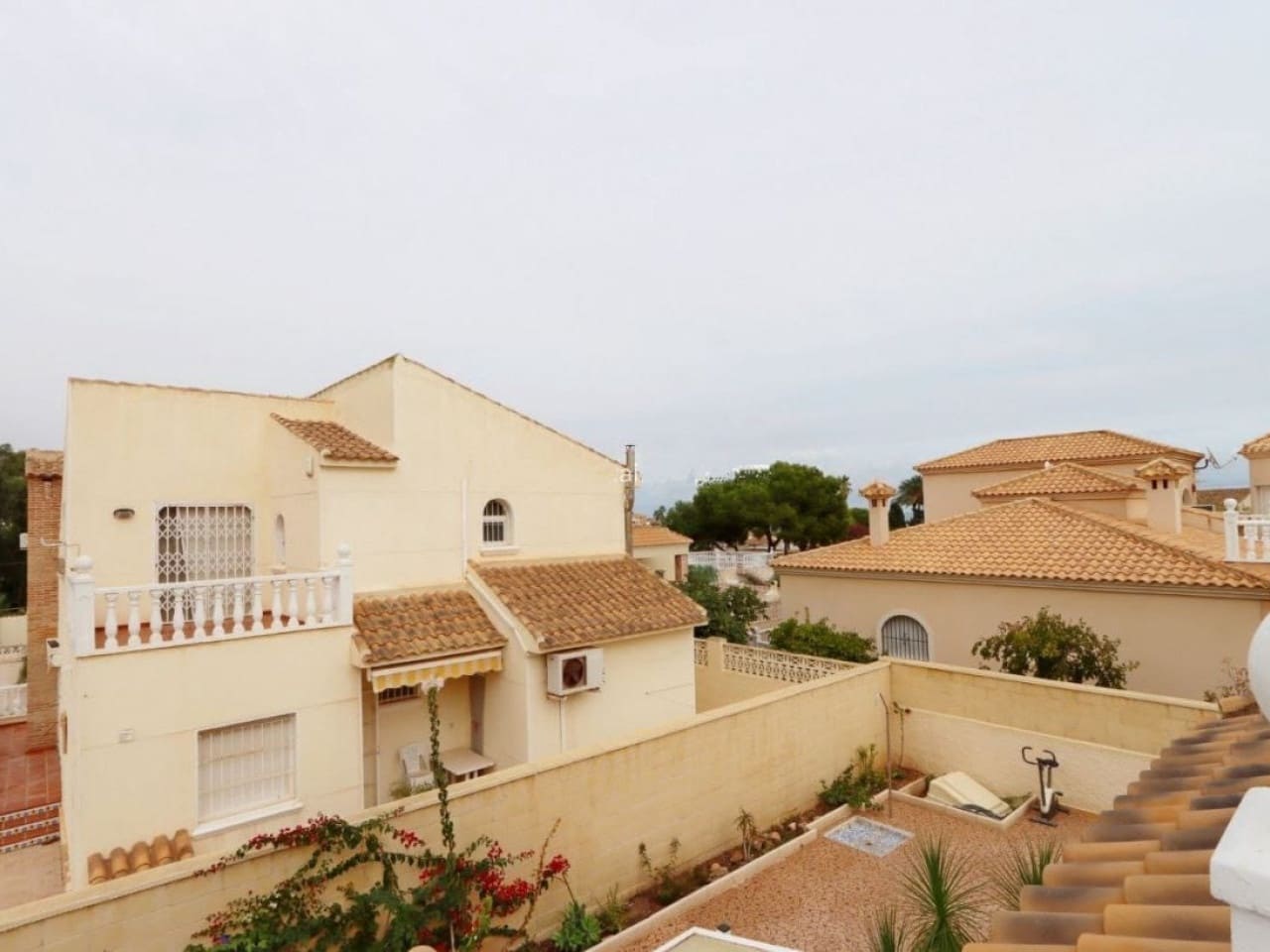 4 makuuhuone Huvila myytävänä paikassa Playa Flamenca mukana uima-altaan 
autotalli - 580 000 € (Ref: 9638904)