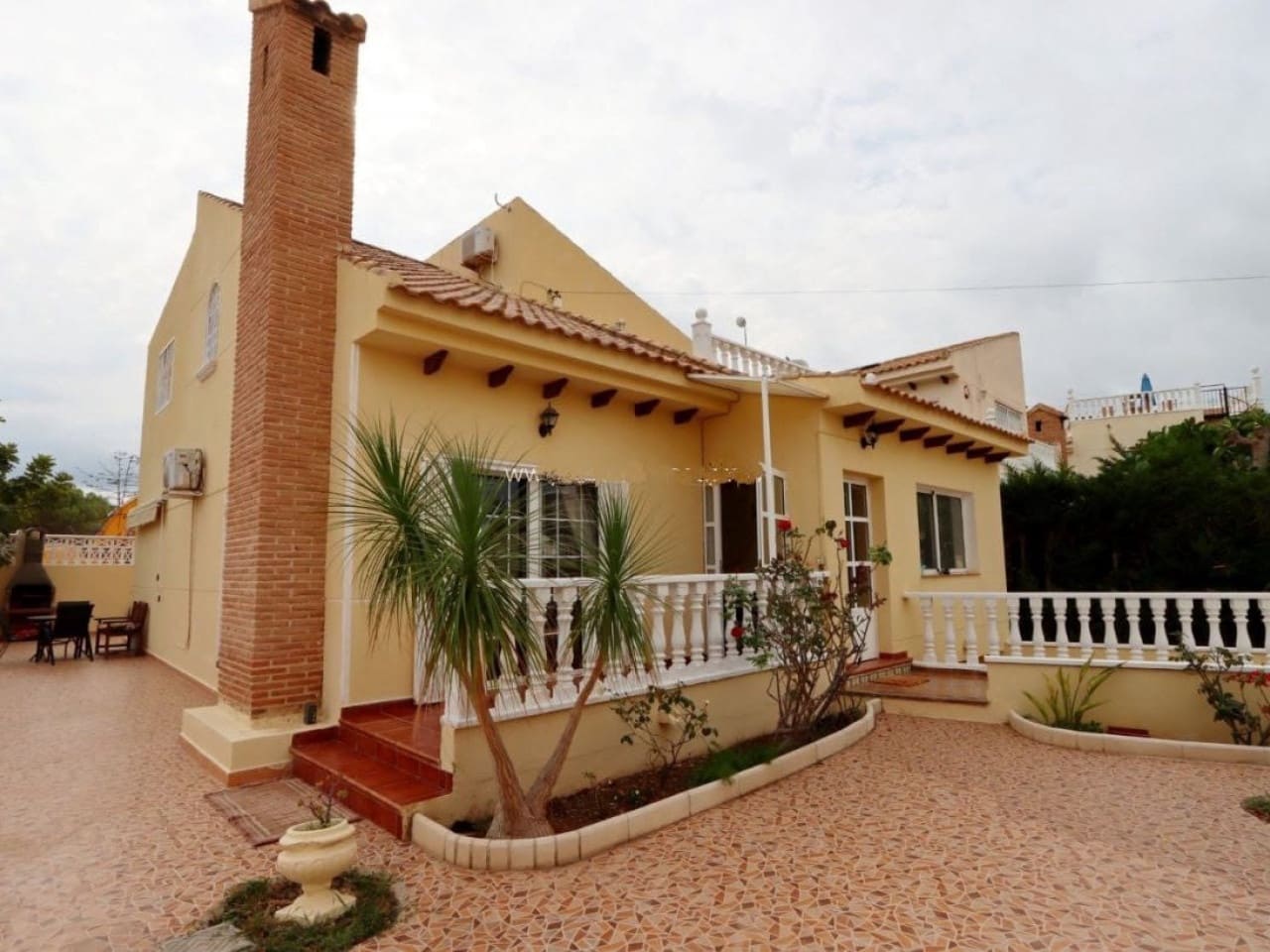 4 makuuhuone Huvila myytävänä paikassa Playa Flamenca mukana uima-altaan 
autotalli - 580 000 € (Ref: 9638904)