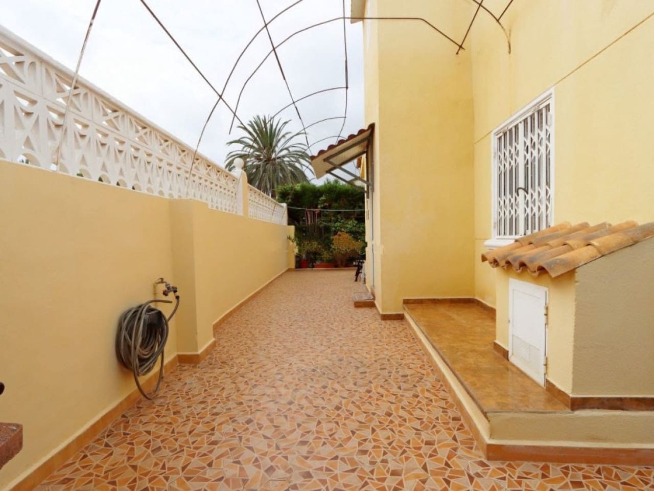 4 makuuhuone Huvila myytävänä paikassa Playa Flamenca mukana uima-altaan 
autotalli - 580 000 € (Ref: 9638904)