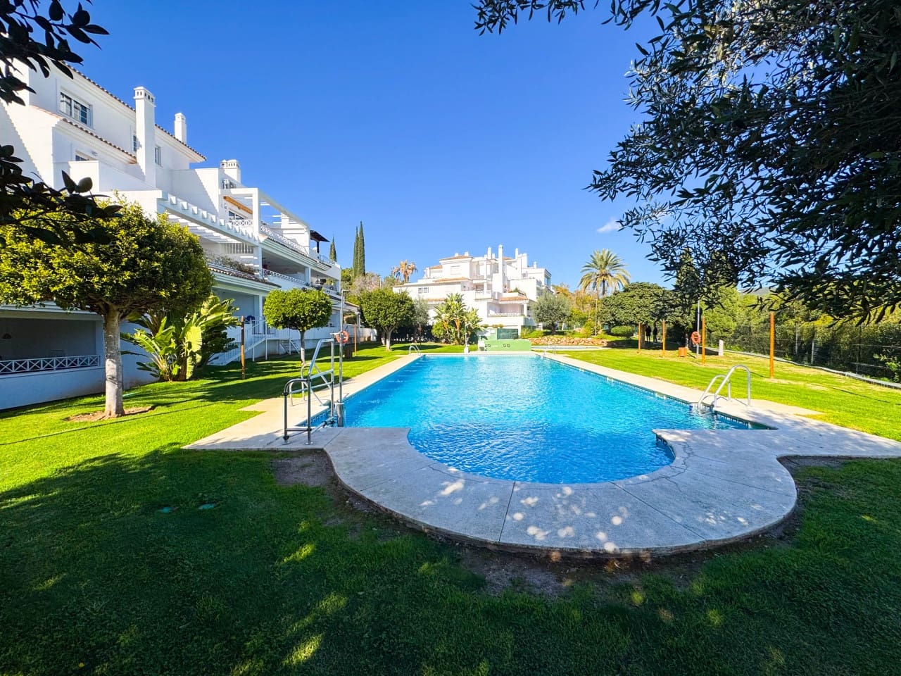 2 bedroom Apartment for sale in Marbella with pool garage - € 437,000 (Ref: 9669898)