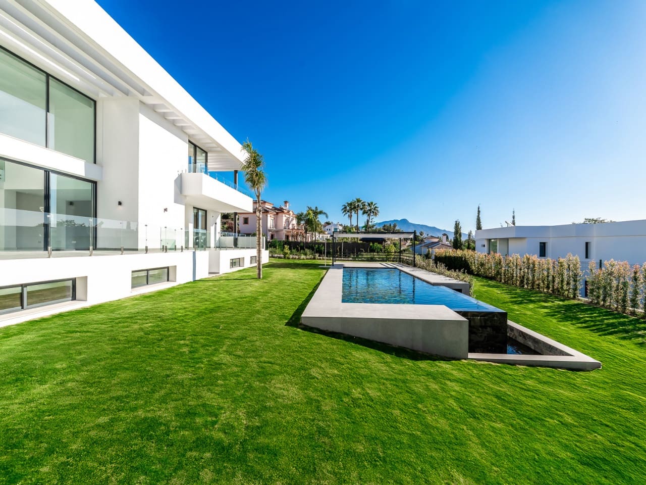 6 slaapkamer Villa te koop in El Paraiso met zwembad garage - € 4.000.000 (Ref: 9705997)